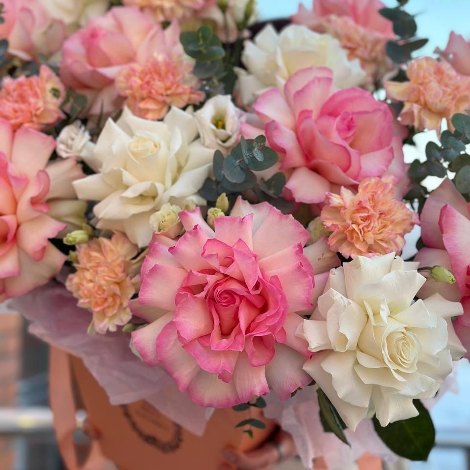 Букет из 15 разноцветных роз и гвоздик в коробке